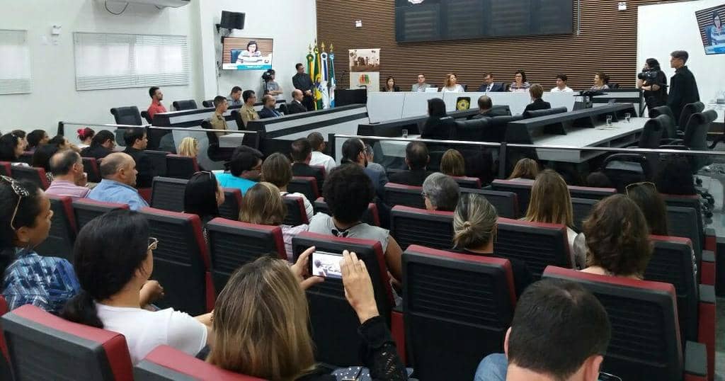 Cerimônia de lançamento do programa "Famílias Acolhedoras" aconteceu na Câmara de Vereadores