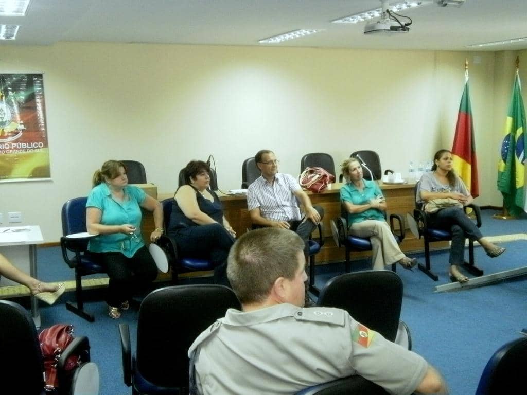 Promotor Elcio Meneses (C) coordenou reunião...