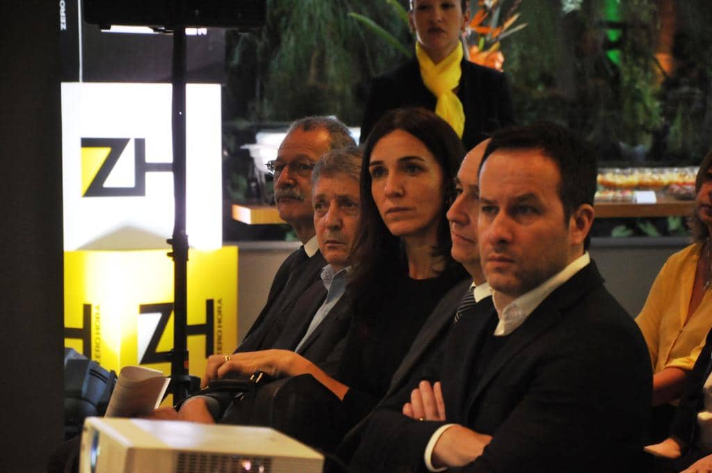 Ana Petrucci ao lado de convidados, durante o lançamento do iRS