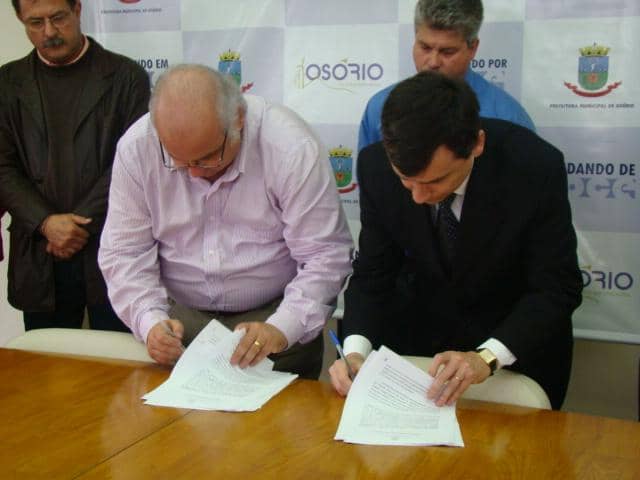 Promotor e o prefeito de Osório, Romildo Bolzan Júnior, assinaram o termo de ajustamento de conduta
