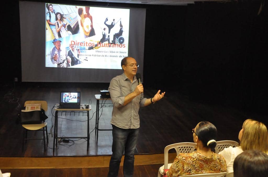 Mauro Souza durante a palestra