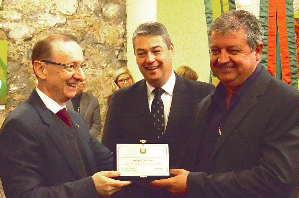 Cezar Miola e Eduardo de Lima Veiga entregaram placa ao Prefeito de Carlos Gomes