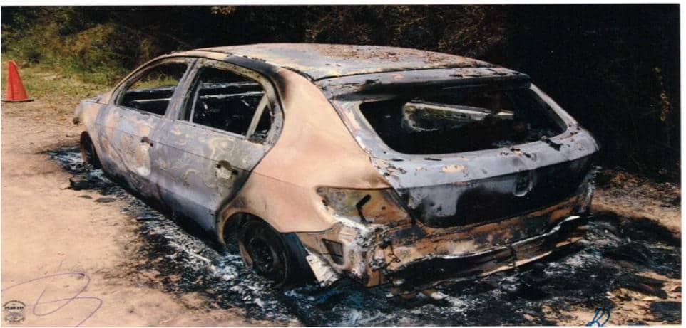 Carro foi queimado com as vítimas dentro