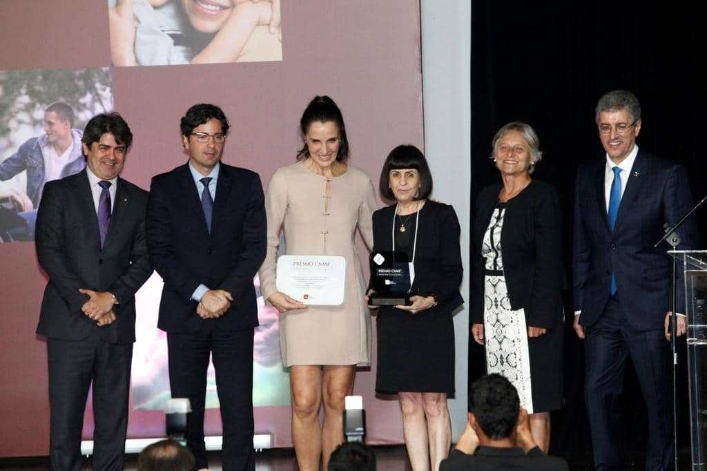 Subprocuradora Ana Petrucci e a Coordenadora do Caoijefam receberam o prêmio