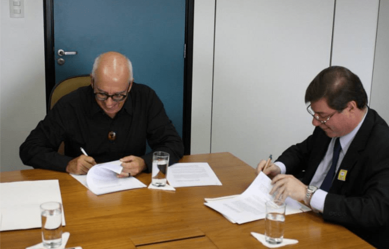 Ivory Coelho Neto firma o acordo juntamente com Cláudio Lemos Fonteles ... 
