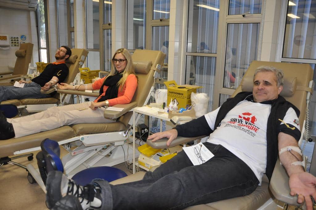 Voluntários doam sangue quinzenalmente na sede do Hemocentro