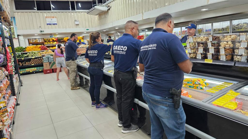 Fiscalização apreende mais de 700 quilos de alimentos impróprios para consumo em Torres