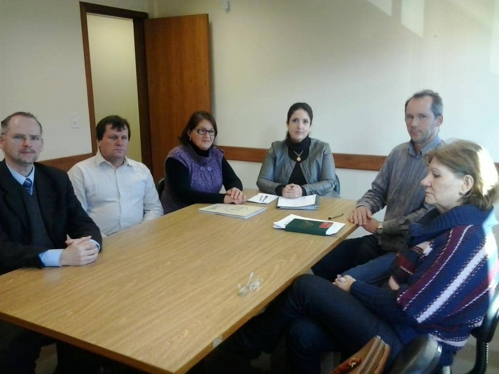 Promotora Dinamárcia (na ponta da mesa) com representantes da Prefeitura e Hospital