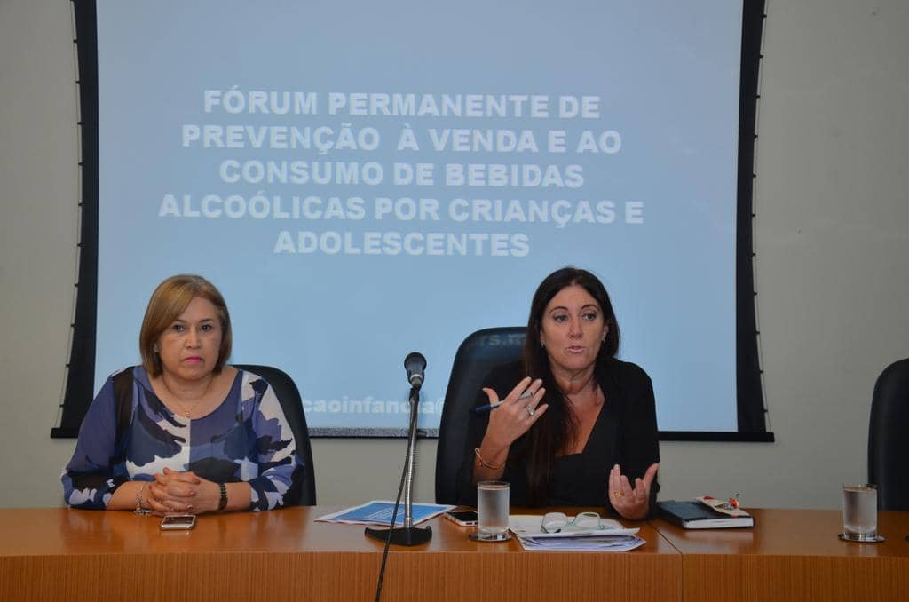 Inglacir Delavedova e Denise Casanova Villela durante reunião que discutiu novo Fórum do Álcool