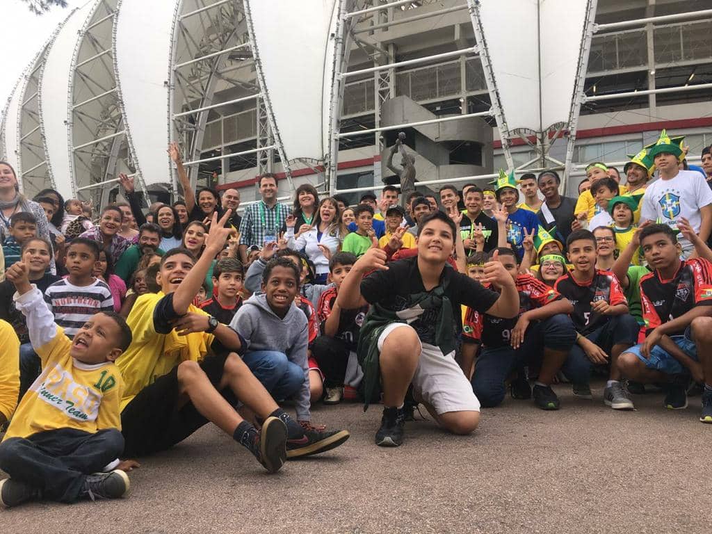 Crianças e adolescentes na expectativa para assistir o jogo entre Brasil e Honduras