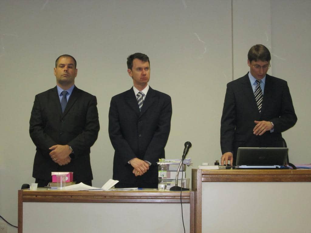 Michael Flach (ao centro) atuou na acusação