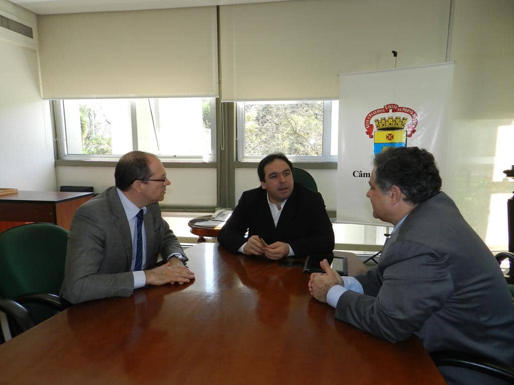 Mauro Souza (E) em reunião com Presidente do Legislativo Municipal