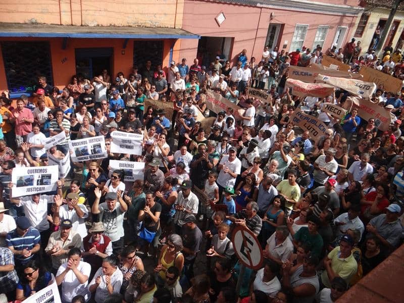 Manifestação por Justiça no caso das mortes reuniu 400 pessoas no centro da cidade