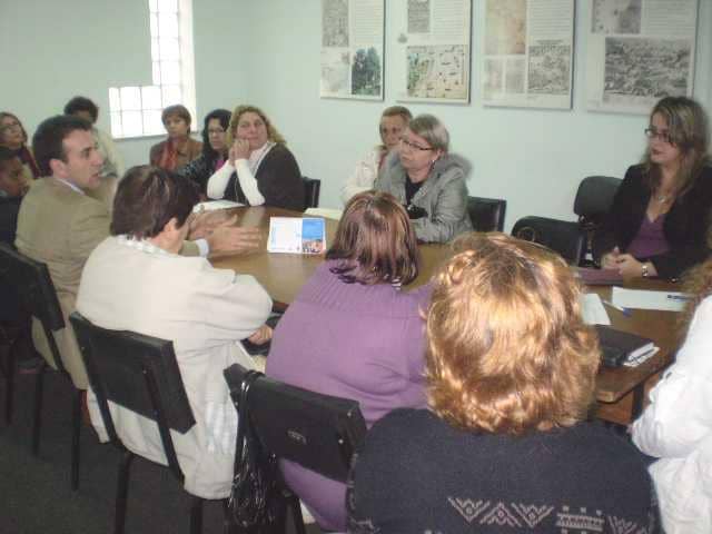 Reunião com promotora Maria Laura (de óculos, à direita da foto)