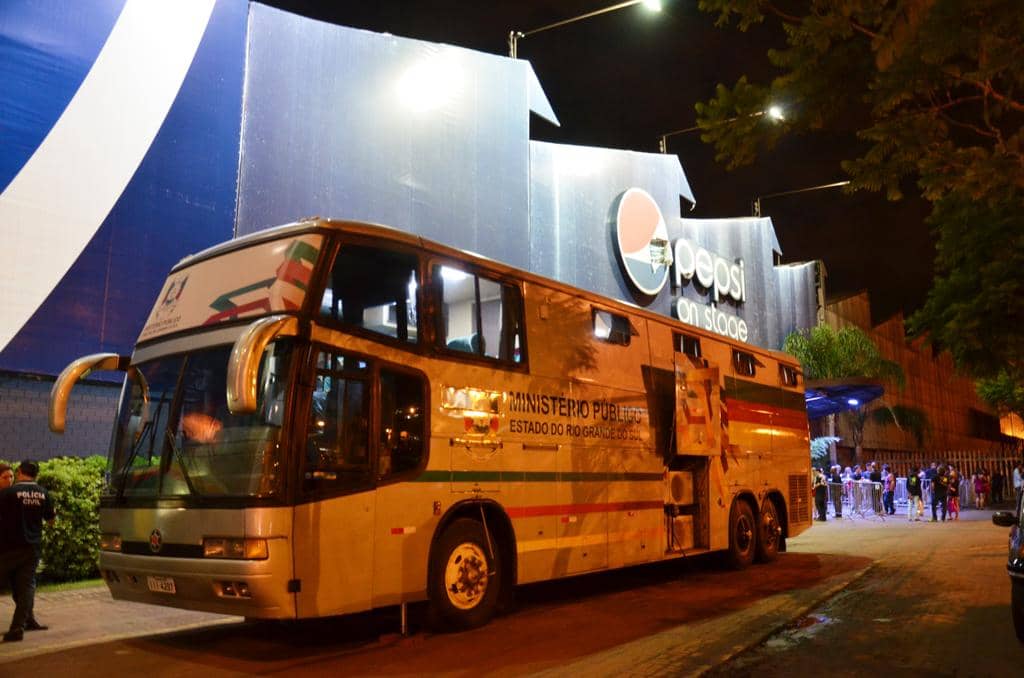Ônibus do MP estacionado na frente da casa noturna na última fiscalização do ano