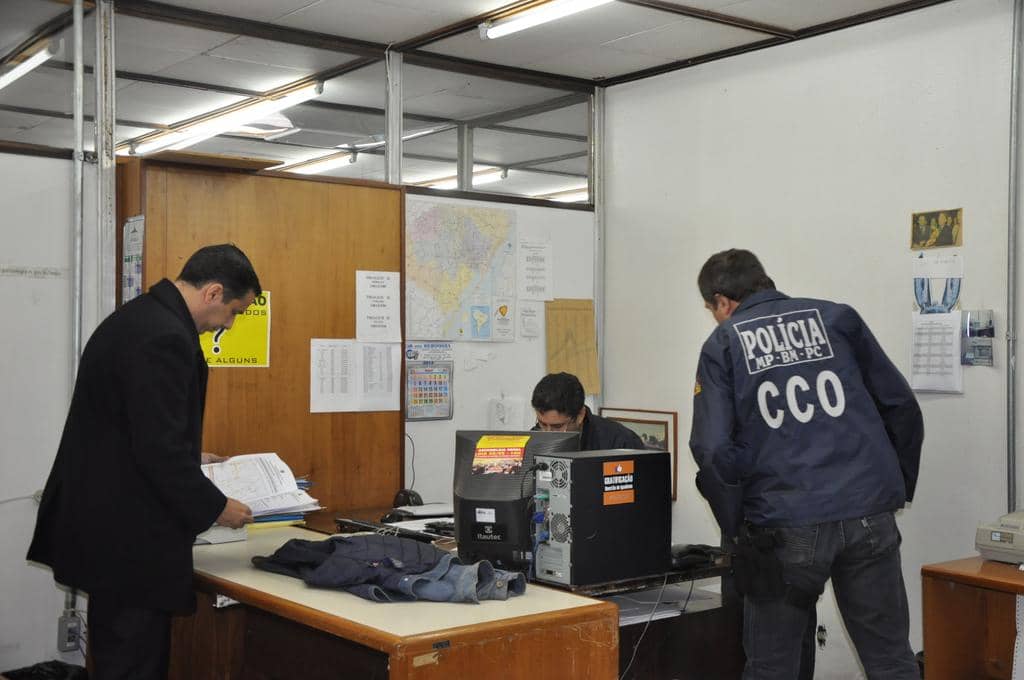 Flávio Duarte (E) e policiais da Força-Tarefa do MP na sede da Smurb