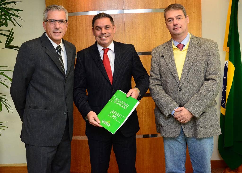 Mauro Renner, Marcelo Dornelles e Eduardo de Lima Veiga durante a entrega do documento