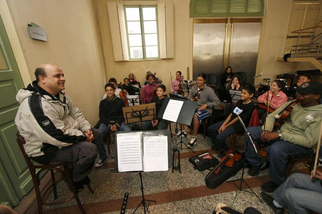 Fábio Espósito conversou sobre a vida artística com integrantes da Orquestra de Câmara Jovem
