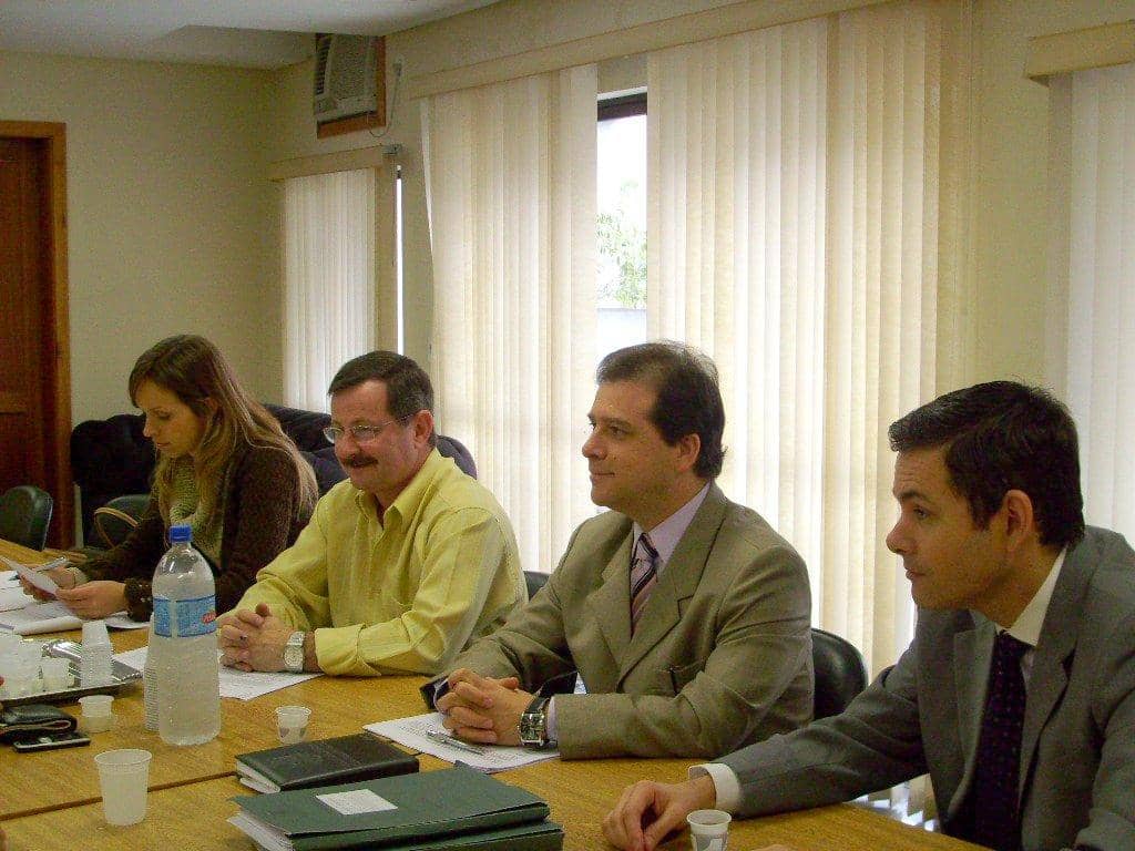 Gílson Medeiros (3º da E para D) e Paulo Cirne (D) durante reunião