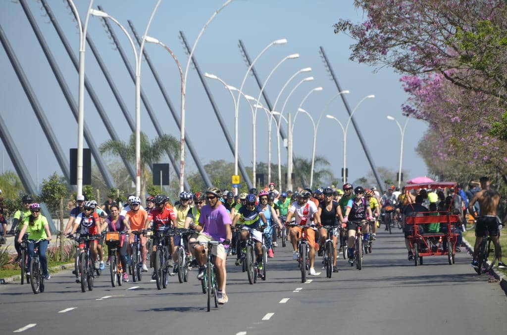 Dezenas de ciclistas participaram da celebração do Dia Mundial Sem Carro