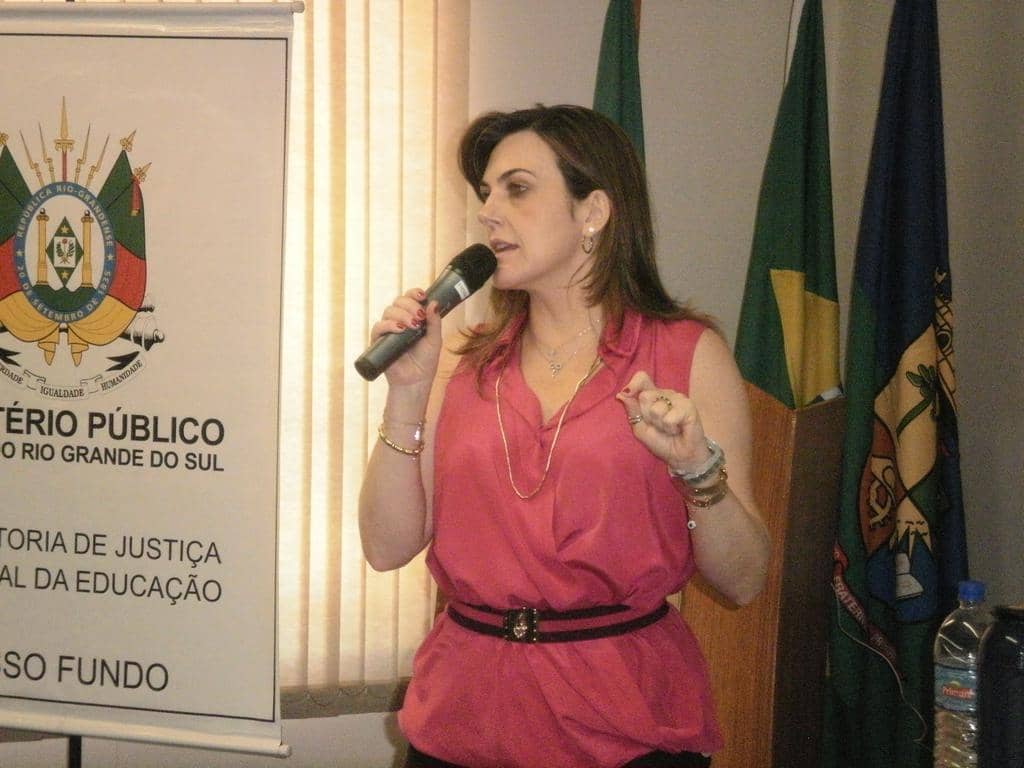 Ana Cristina Ferrareze Cirne preside o encontro