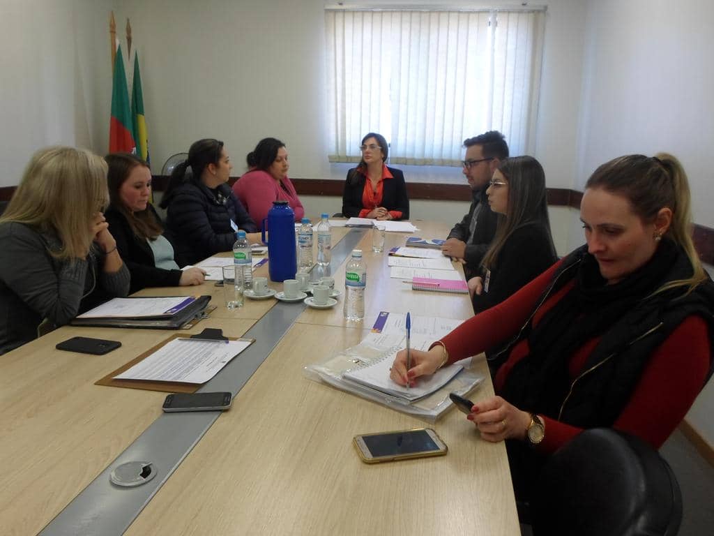 Reunião presidida pela promotora Ana Cristina Ferrareze, na sede do MP de Passo Fundo,...