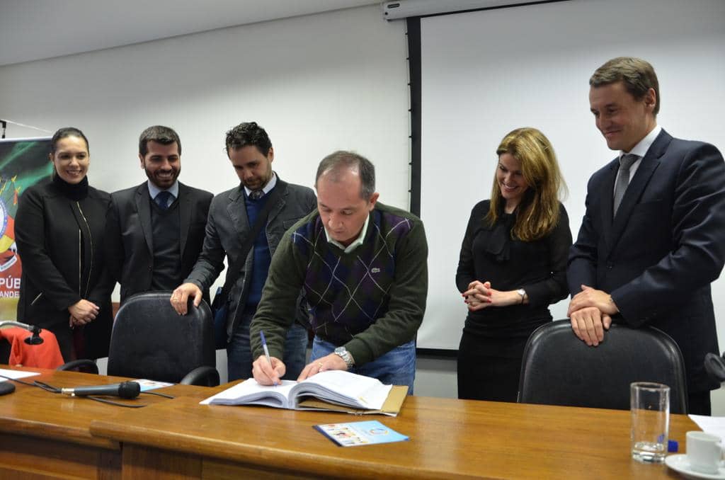 Momento da assinatura do termo de cooperação para a implantação do projeto