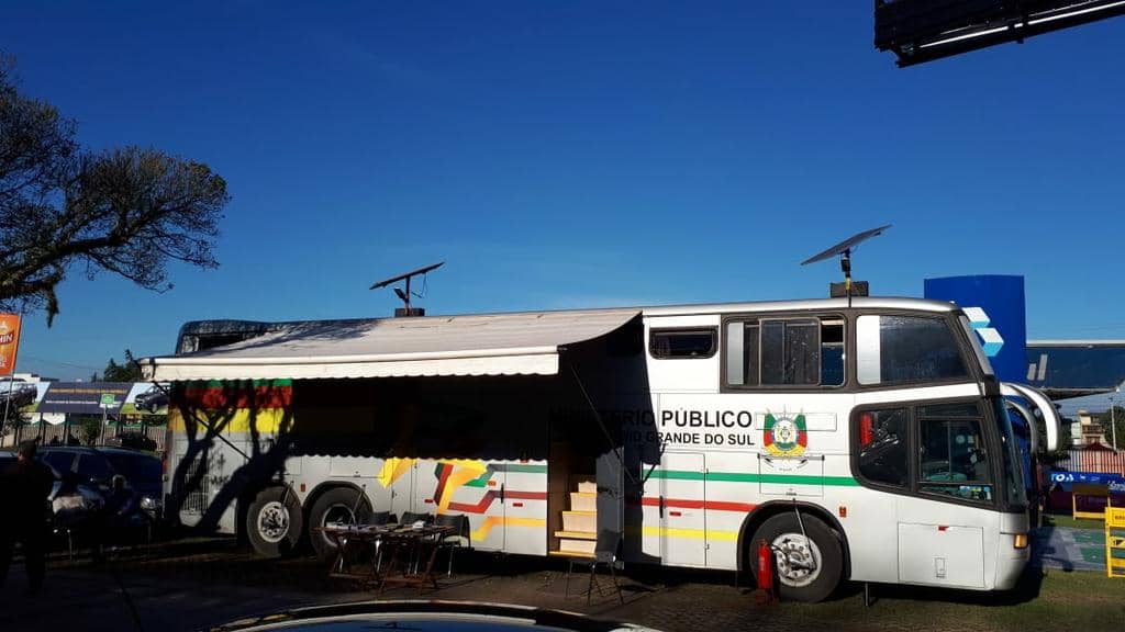 Ônibus do MP está no Parque de Exposições Assis Brasil