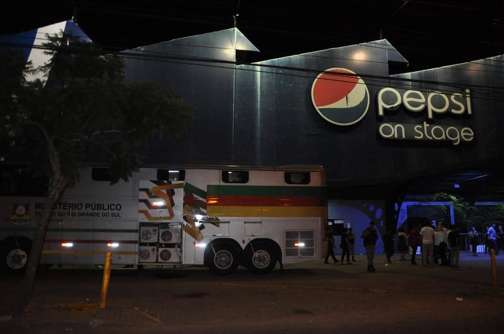 Ônibus do MP estacionado em frente à casa noturna Pepsi On Stage