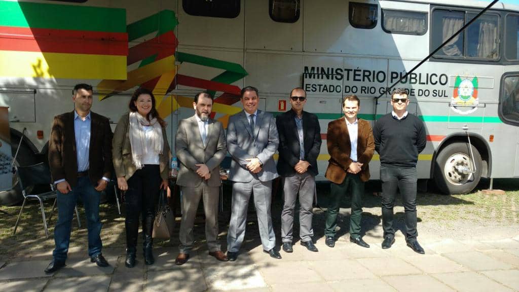 Subprocurador Institucional com chefe de Polícia Civil e demais integrantes no Ônibus do MP