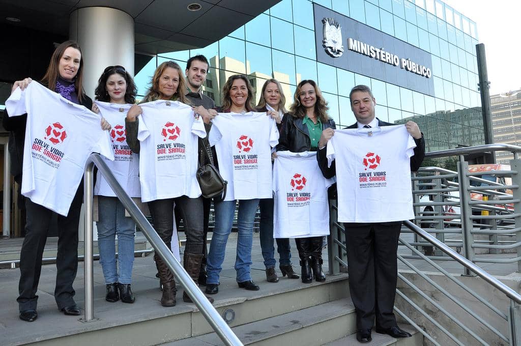Eduardo de Lima Veiga com os doadores de sangue da campanha