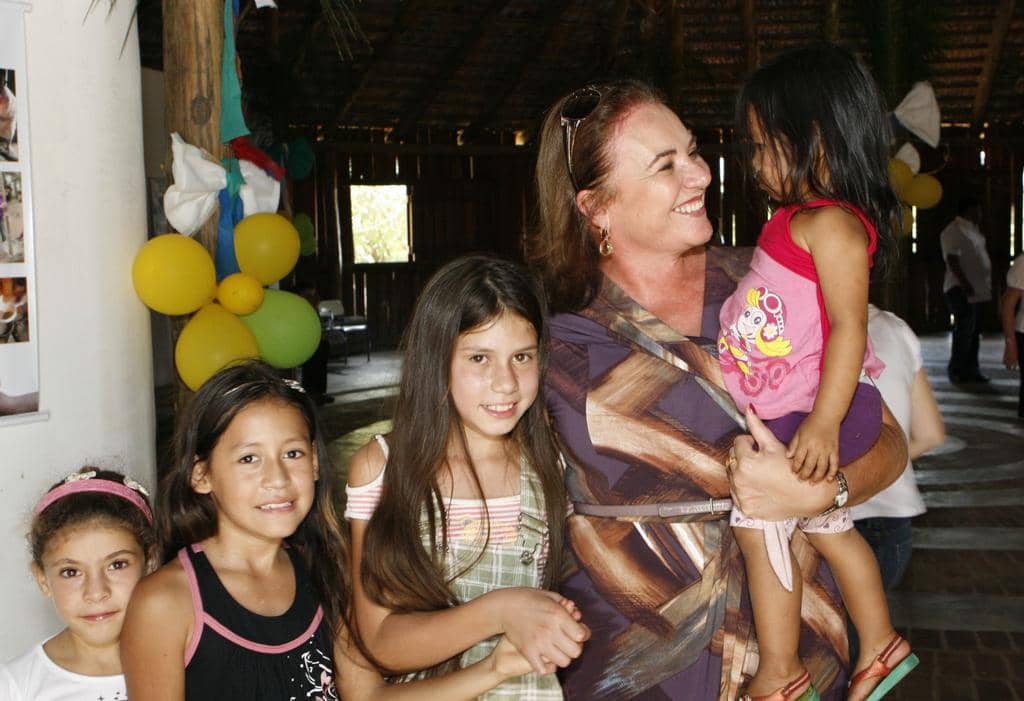 Simone Mariano da Rocha com as crianças da tribo Kaingang