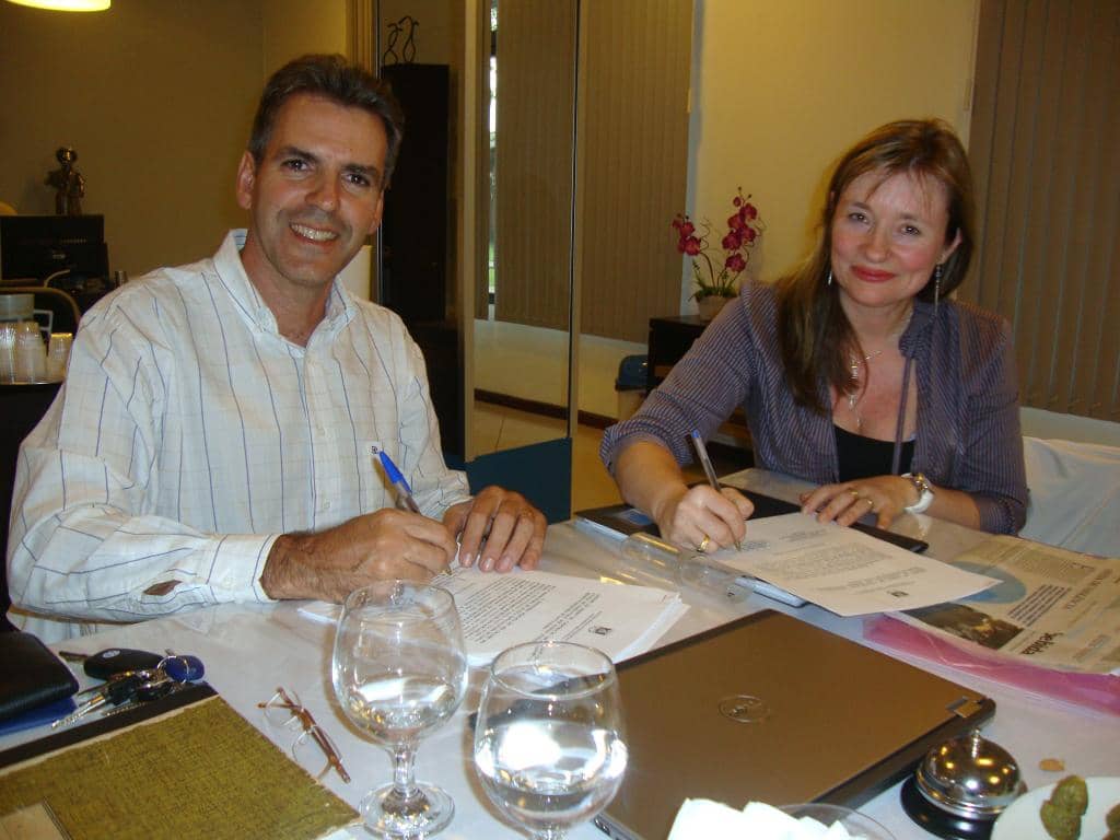 Leomyr de Castro Girondi e Ivanise Jann de Jesus assinaram acordo