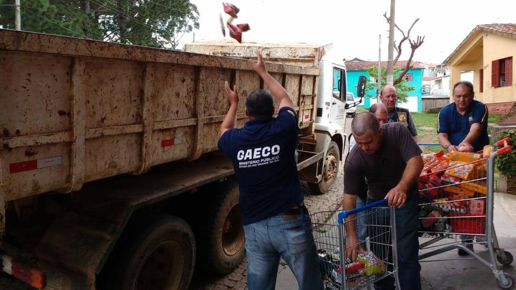 Quatro toneladas de alimentos impróprios foram recolhidas na FT Segurança Alimentar em Piratini 