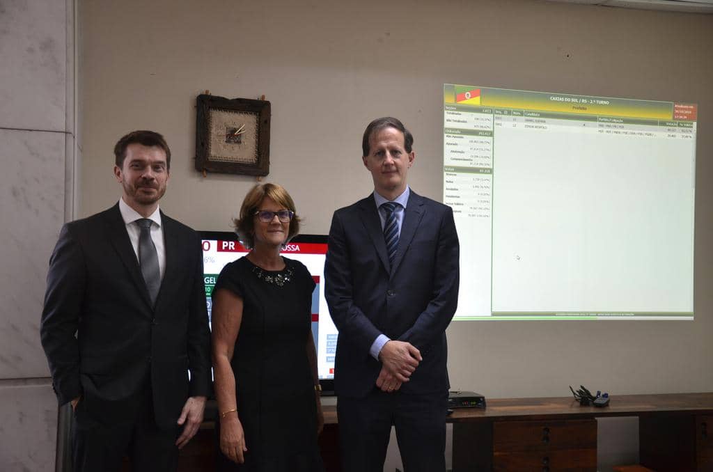 Beckhausen, a presidente do TRE-RS, Liselena Robles Ribeiro, e Rodrigo Zilio